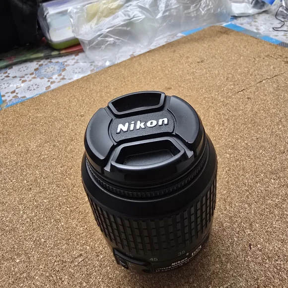 Nikon AF-S DX Nikkor 18-55mm f/3.5-5.6G VR Zoom Lens
